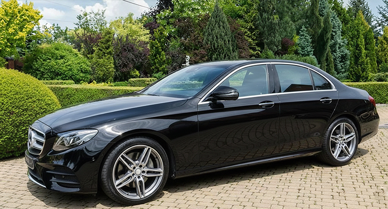 Berline Mercedes-Benz Classe E, vue de face