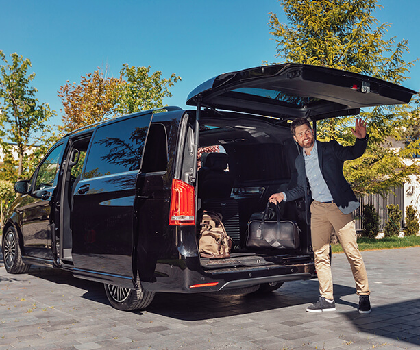 Coffre d'un van chargé de bagages